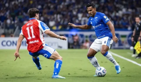 Cruzeiro vacila nos acréscimos, perde no Mineirão e é vaiado pela torcida