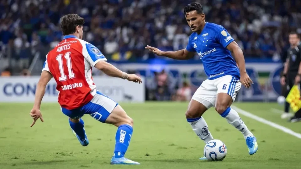 Cruzeiro vacila nos acréscimos, perde no Mineirão e é vaiado pela torcida