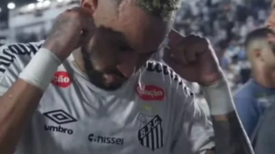 Gesto de Neymar após derrota do Santos gera polêmica e divide torcedores