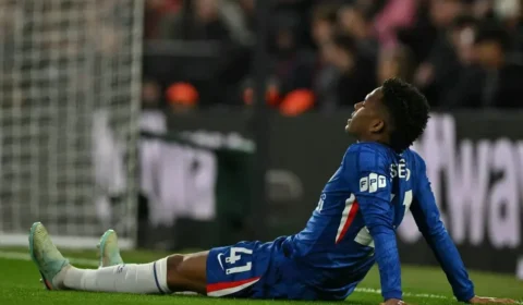 Lesão grave coloca Estêvão em dúvida para a Copa; atacante planeja tratamento no Brasil