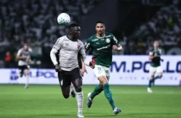 Palmeiras vence o Athletico-PR, segura pressão com um a menos e dispara na liderança