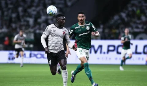 Palmeiras vence o Athletico-PR, segura pressão com um a menos e dispara na liderança