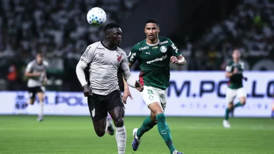 Palmeiras vence o Athletico-PR, segura pressão com um a menos e dispara na liderança