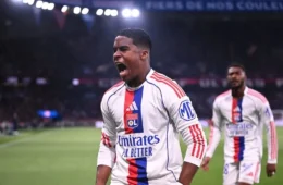 PSG perde para o Lyon em casa e vê vantagem na liderança diminuir