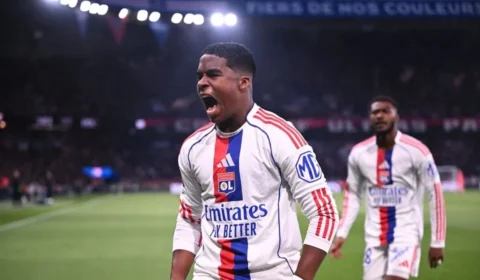 PSG perde para o Lyon em casa e vê vantagem na liderança diminuir
