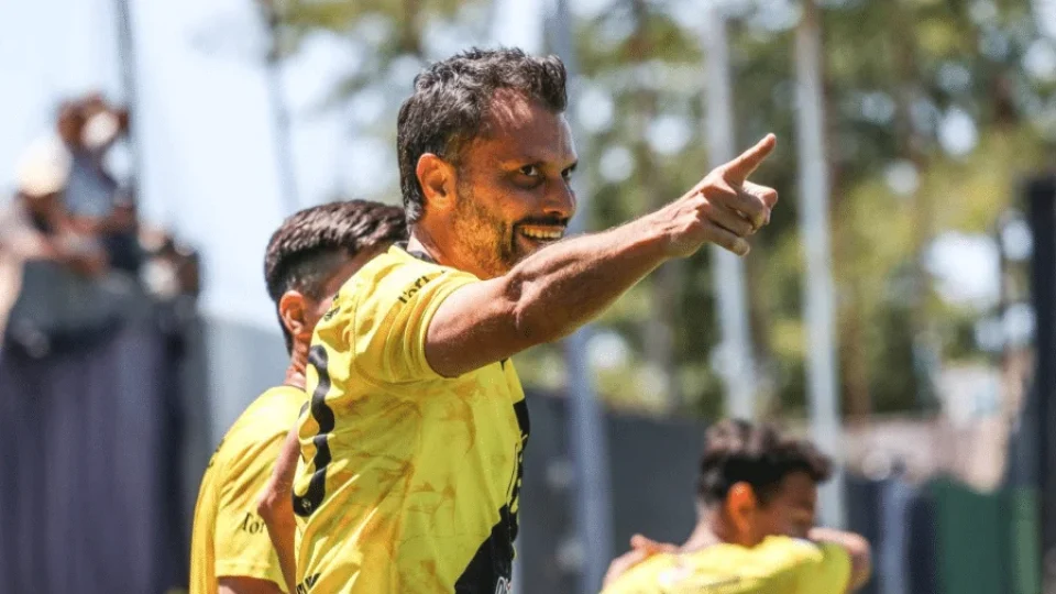 No aniversário do Santos, Peixe pode ter duelo inusitado contra “presidente-jogador” na Sulamericana