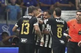 Atlético-MG vence o Cruzeiro no Mineirão e respira no Brasileirão