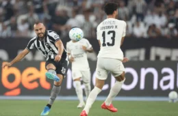Botafogo vence o Corinthians com eficiência e volta a triunfar no Brasileirão